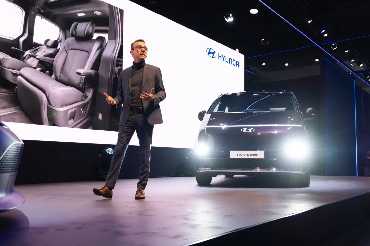 Hyundai Staria Electric debutează, stabilind un nou standard pentru mobilitatea spațioasă de zi cu zi, cu emisii zero.