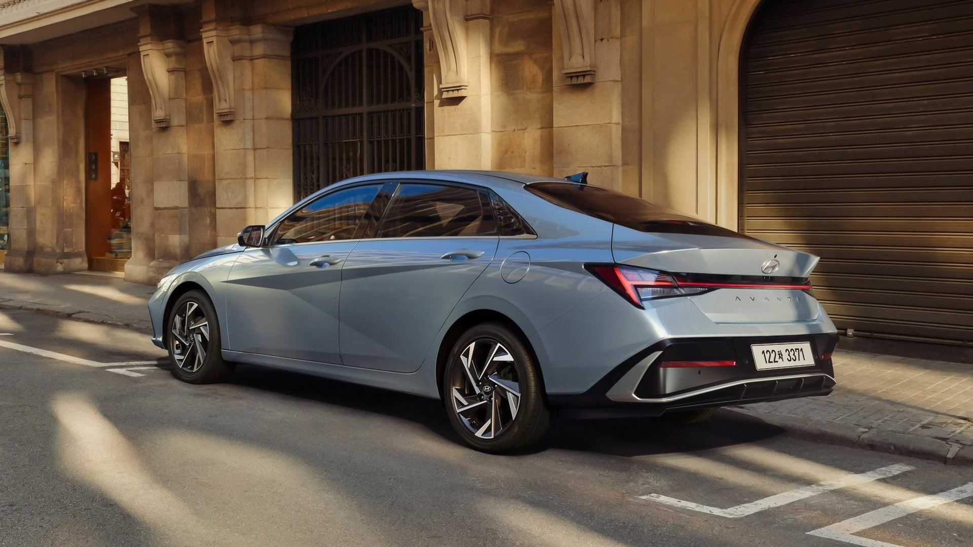 Bara de protecție ascuțită de pe portbagaj și farurile din spate, asociate cu designul caracteristic în formă de „H” de la Hyundai, creează un aspect futurist și high-tech în partea din spate.