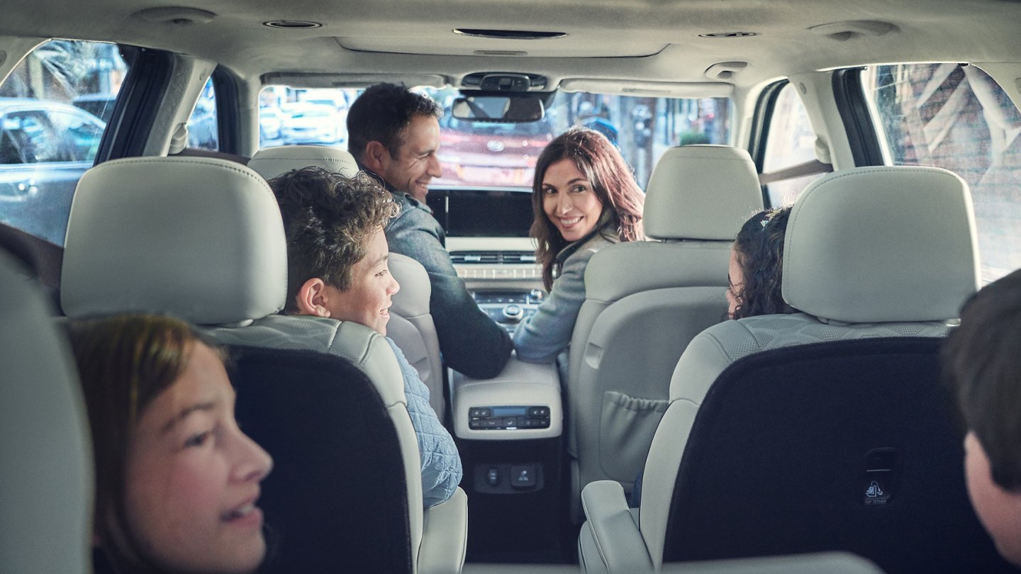Doar în Hyundai Palisade puteți simți spațiul și confortul maxim. Cel mai bun lucru este că poți împărtăși bucuria călătoriei împreună cu întreaga și marea ta familie!